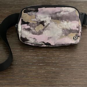 Lululemon everywhere belt back